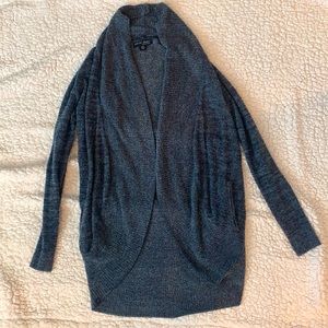 Lightly worn barefoot dreams sweater. Size XS/S